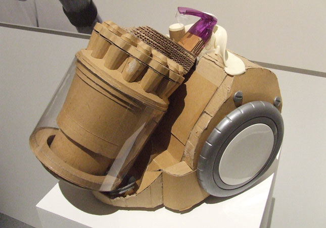 Prototype d'aspirateur Dyson en carton ©Dyson