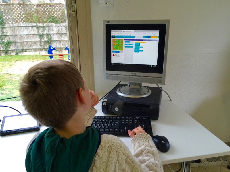 Les enfants s'initient au code au FABlab Moébius