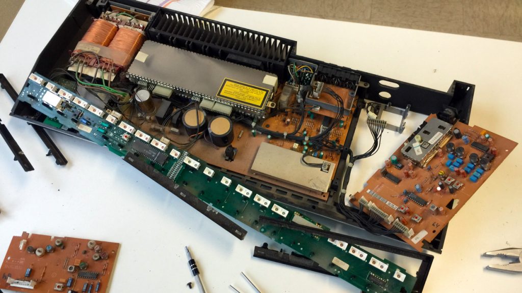 Démontage périlleux de l'ampli Bang Olufsen