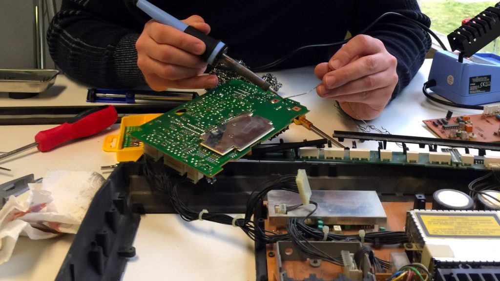 Ampli Bang Olufsen en cours de réparation