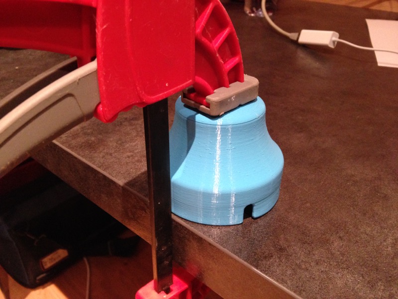 Coller les deux parties a la glue et serre joint