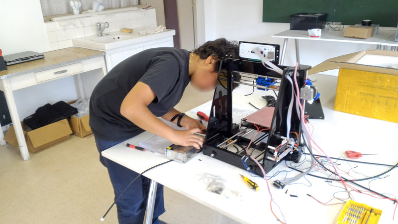 Le fablab moebius a barbizon, thomas 12 ans fini de monter une Prusa
