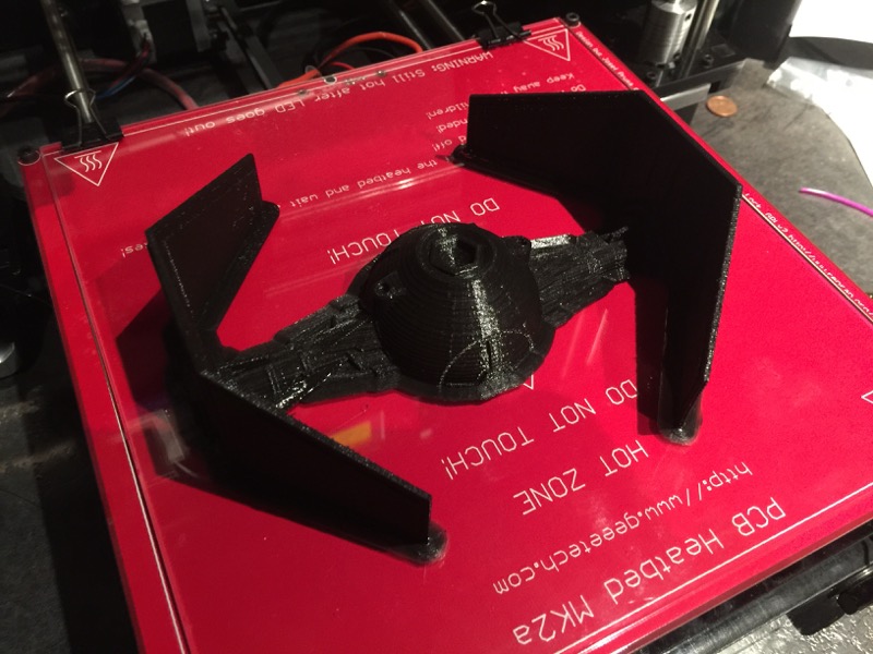 Impression d'un intercepteur tie pour la demonstration du Fablab Moebius