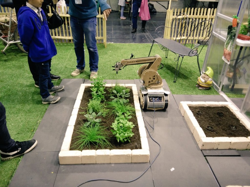 MFP16-robot-jardinage