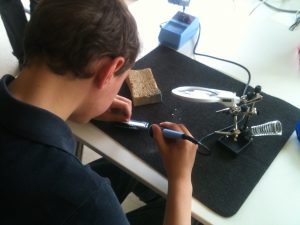 Rolland soude le connecterur de son ecran Lcd